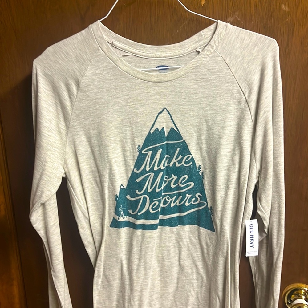 Brand new men’s long sleeve, Old Navy top long sleeve make more detours size m